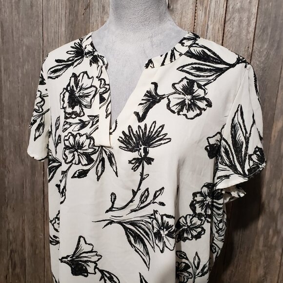 Maurices 1X Top Blouse Cream Black Floral Flutter Short Sleeve V Neck Women's - Picture 2 of 6